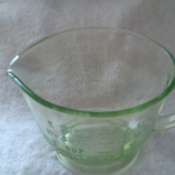 Vintage Green Uranium Depression Glass 2 Cup Measuring Mixing Bowl Pyrex Glows - Picture 7 of 7